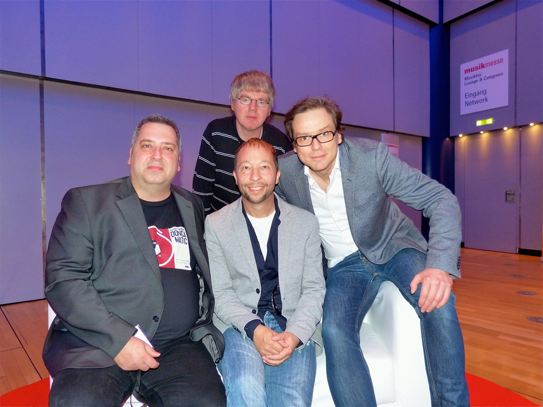 Vor dem Panel: Moderator Dietmar Schwenger (hinten, MusikWoche) bat (vorn, von links), Ralf Schroeter, DJ BoBo und Björn Teske auf die MusikWoche-Couch