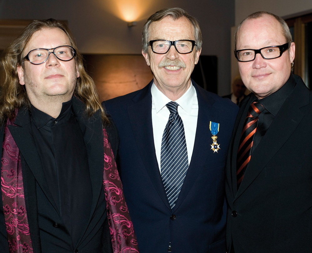 Frisch ernannter Ritter: Siggi Loch (M.) inmitten seiner Künstler Vladyslav Sendecki (l.) und Nils Landgren