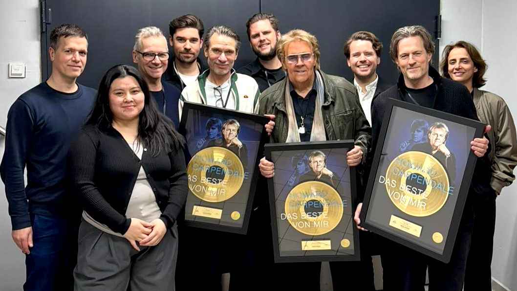 Mit Gold und GfK-Award (von links): Dirk Geibel (Vice President Electrola/ Better Now Records – Marketing), ), Chi Lan Luong (Project Coordination Managerin), Thorsten Klages (Lead Concept...