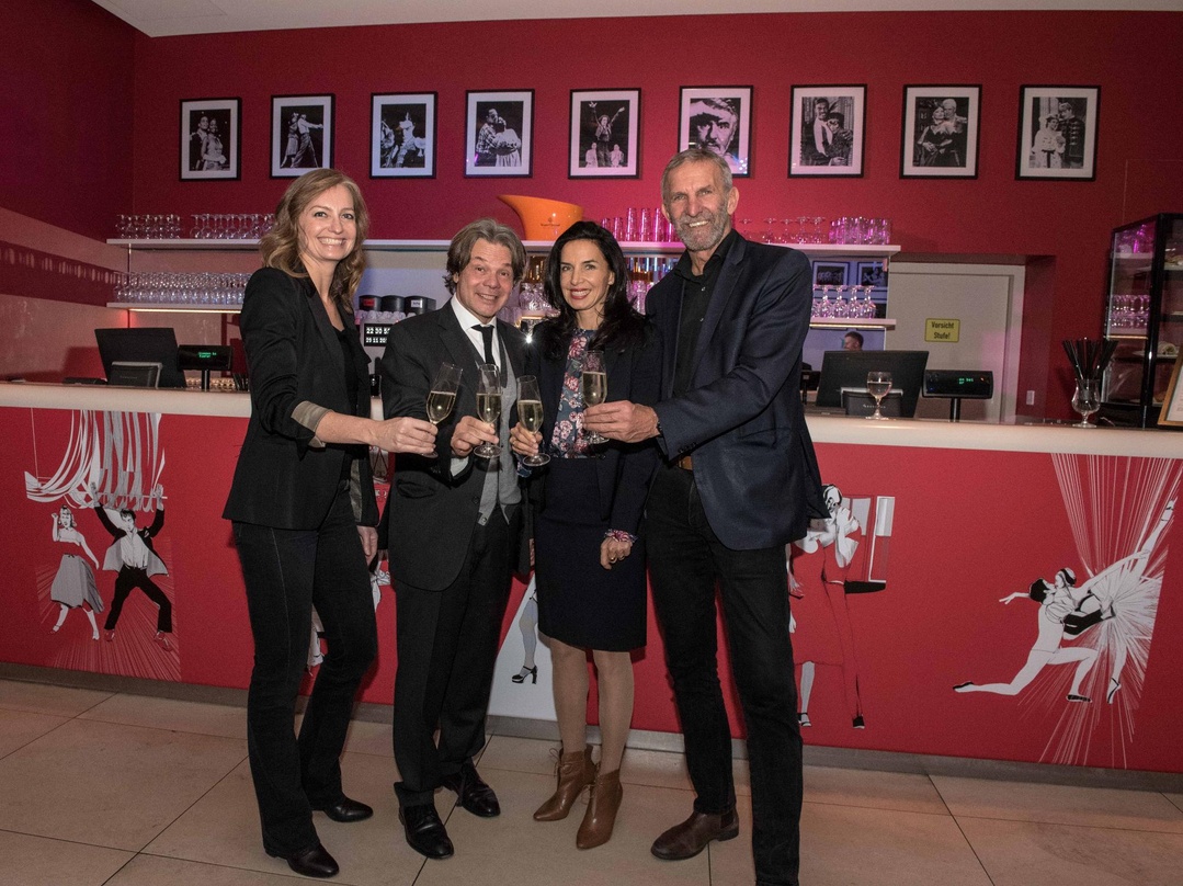 Neue Partner (von links): Carmen Bayer (Geschäftsführerin Deutsches Theater), Michael Käfer, Clarissa Käfer (beide Feinkost Käfer) und Werner Steer (Geschäftsführer Deutsches Theater)