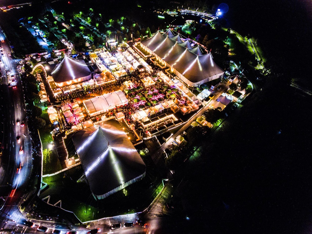 Atmosphärisches Boutique-Festival: das Zeltfestival Ruhr (ZFR) bei Nacht