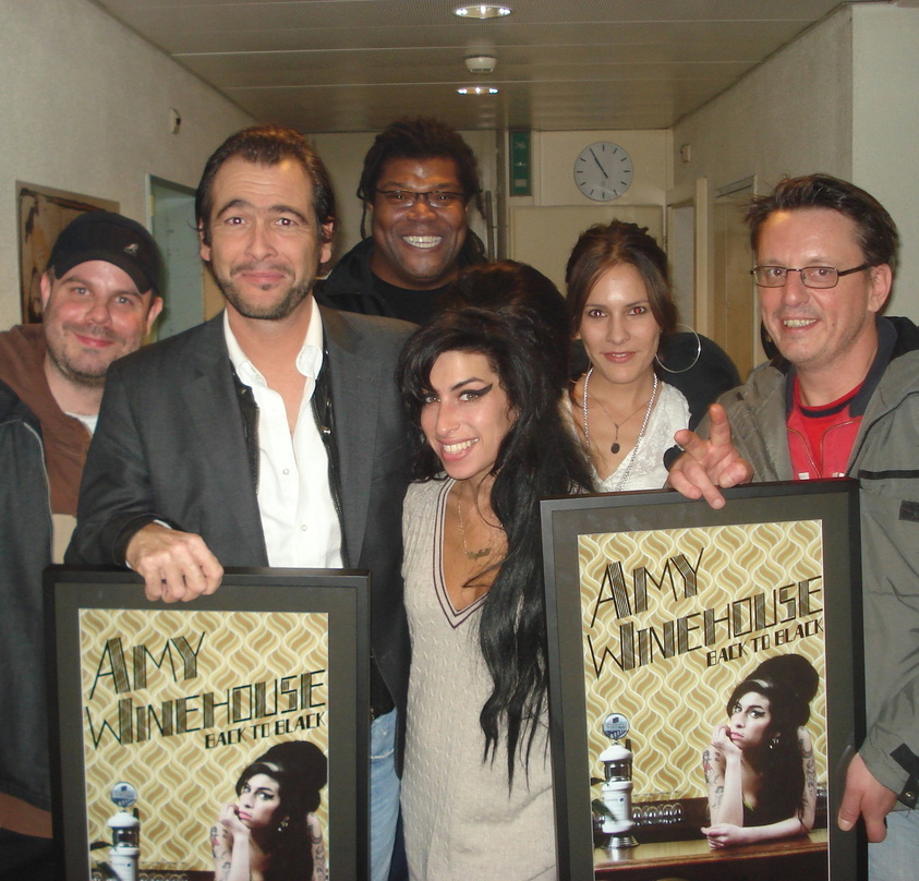 Erhielt Platin von Universal Schweiz: Amy Winehouse (M.)||Freuten sich über den Platin-Award (v.l.n.r.): Bernd Blankenburg (Senior Product Manager UM Schweiz), Ivo Sacchi (Managing Directo...