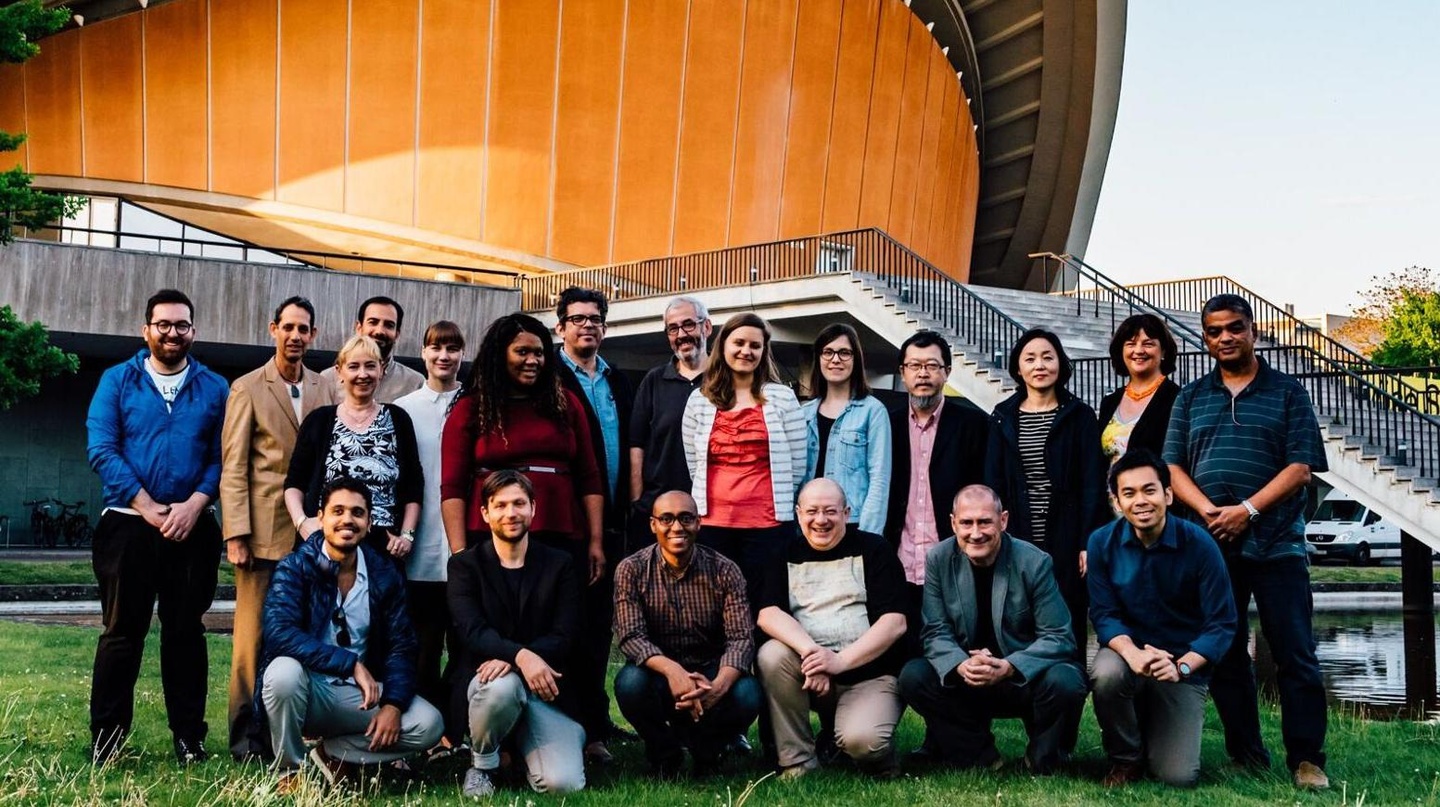 Versammelten sich vor dem Haus der Kulturen der Welt in Berlin: Ina Keßler, Geschäftsführerin Initiative Musik (zweite von rechts) mit den internationalen Fachgästen