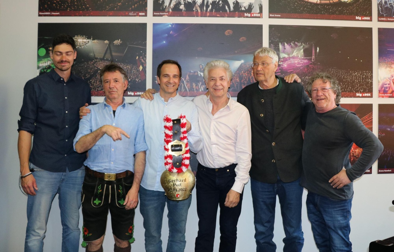Erfreut über eine volle bigBox (von links): Fabian Dieterle, Stofferl Well, Michael Schönmetzer, Michael Well, Gerhard Polt und Karli Well