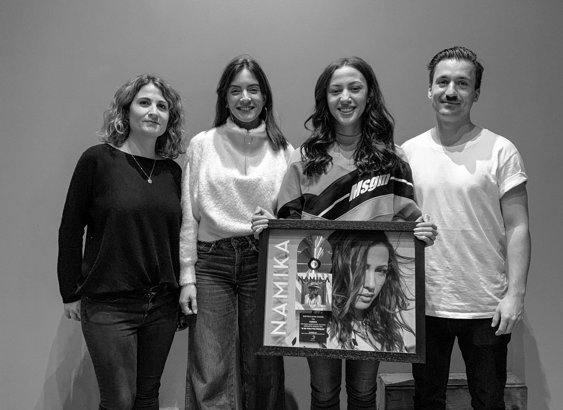 Bei der Edelmetallvergabe in Zürich (von links): Anja Küng, Alexandra Salomão, Namika und Lukas Ziegler