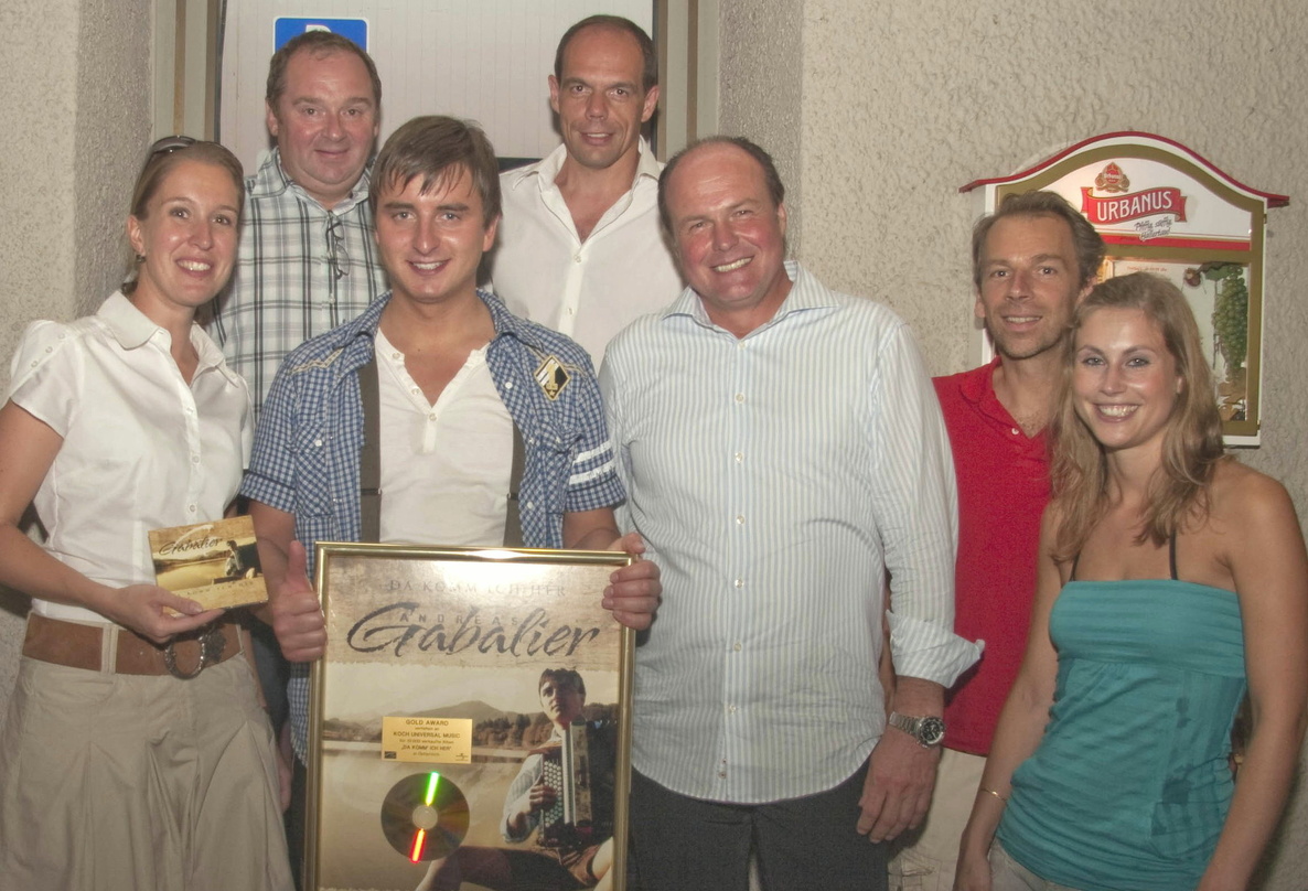 Beim schweißtreibenden Showcase: Andreas Gabalier und Koch Universal||Beim Showcase mit dabei (hinten): Sepp Adlmann (Adlmann Promotion, l.) und Ralf Schedler (Label Head Koch Universal) s...