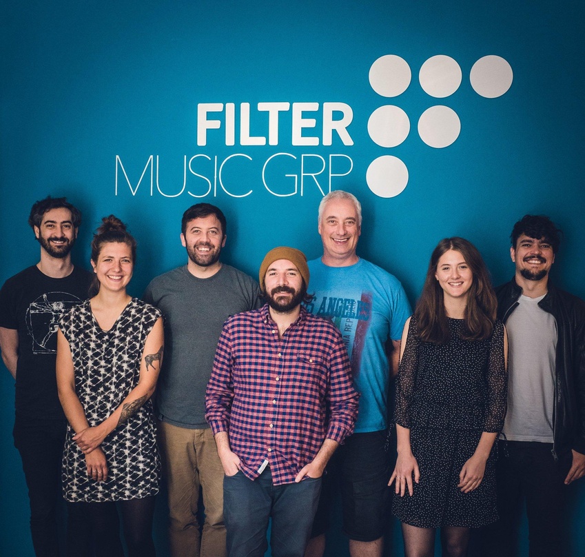 Bei der Vertragsunterzeichnung (von links): Ran Nir (Management IMU Music), Stine Meyer (Booking, Filter Booking), Tobias Herder (Label Chef & A&R Filter Records), Ori Arie Alboher (Künstl...