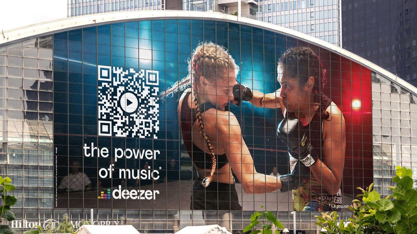 Aktiviert Songs durch Scannen des QR-Codes: die Außenwerbung von Deezer