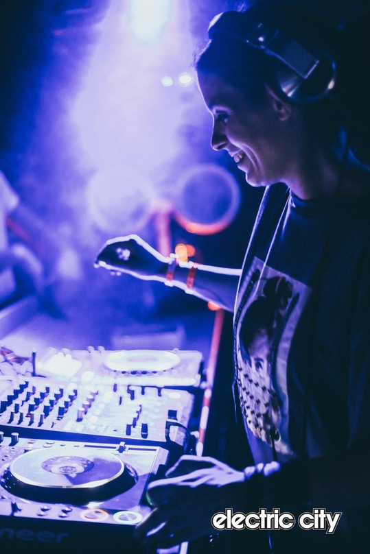 6f76661eff017064a2b888435a23778c7f7c18417ddfba915849e31395e8a48e Legte bei der After Hour auf: DJane Kerstin Eden