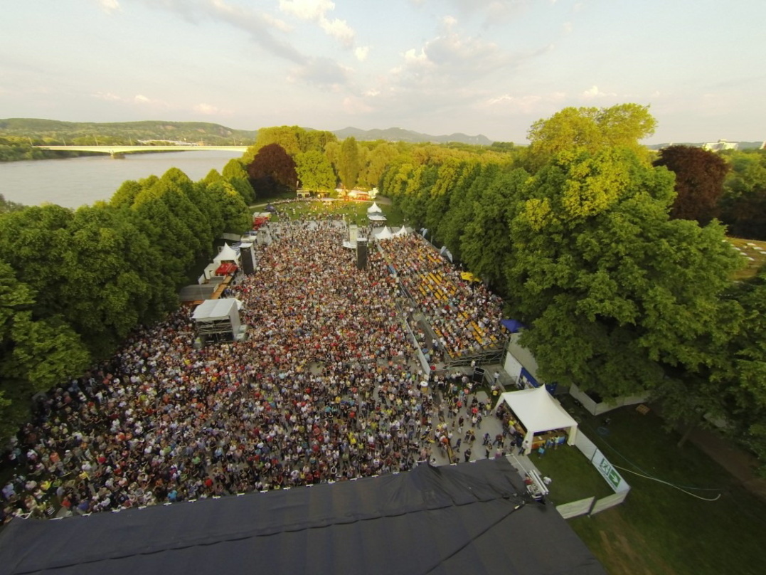 Fotografiert aus der Vogelperspektive: Das Kunst!rasen-Festival in Bonn