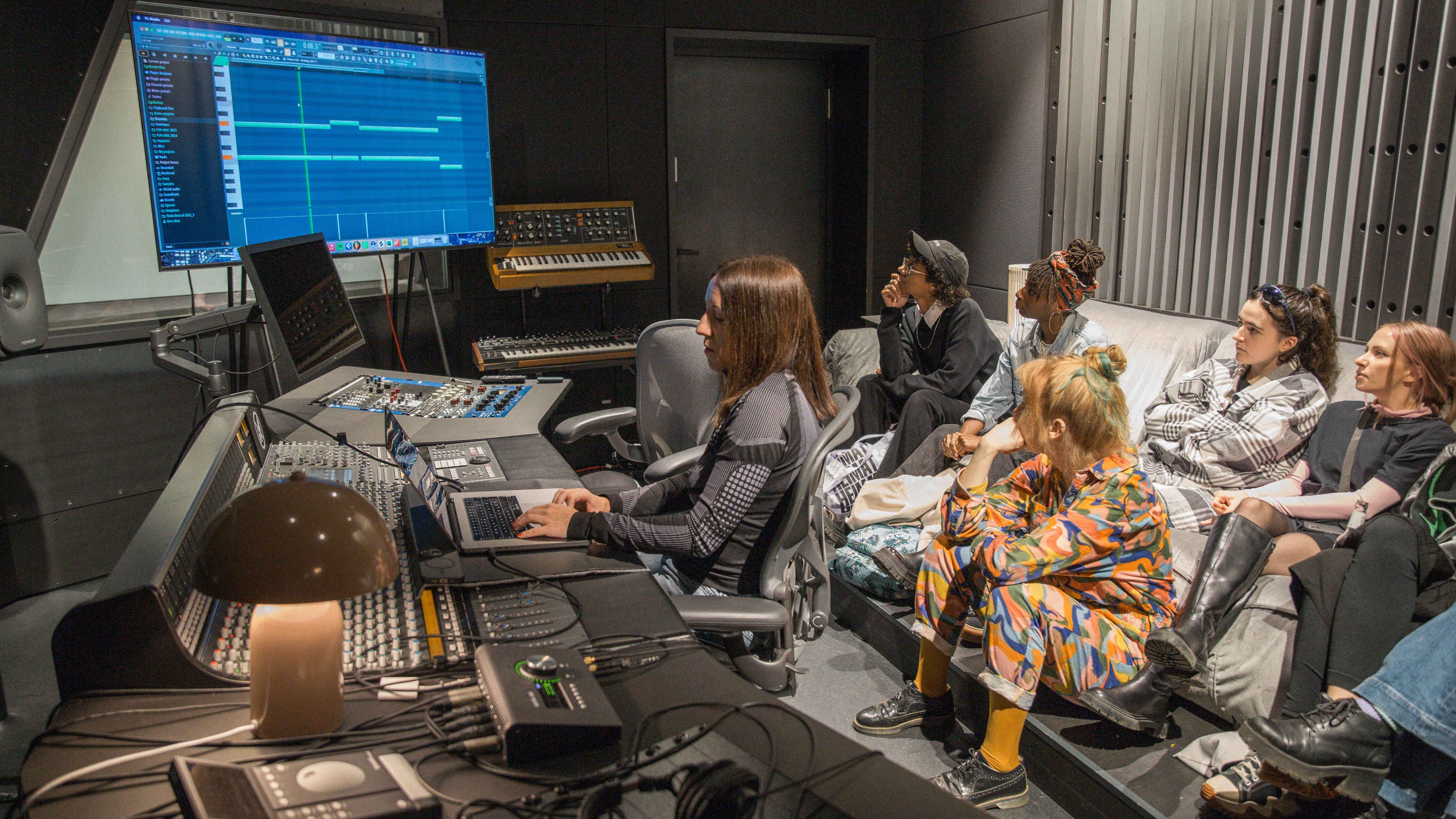 6f8d8ae7 220f 4a86 aa03 b386351e6023 Im letzten Jahr: einige der Gewinner:innen des Female* Producer Prize.