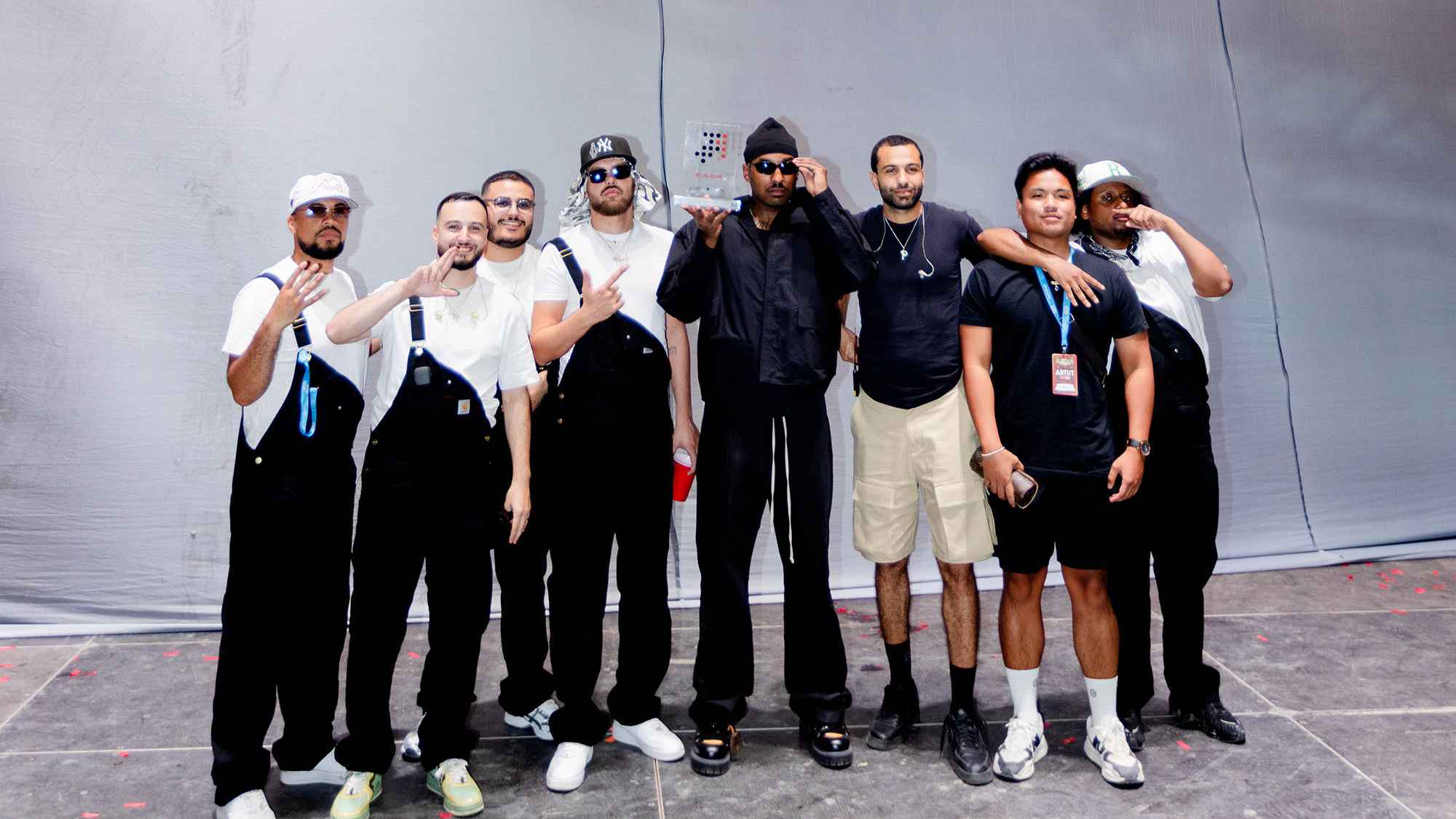 Reezy mit dem Award und seinem Team.