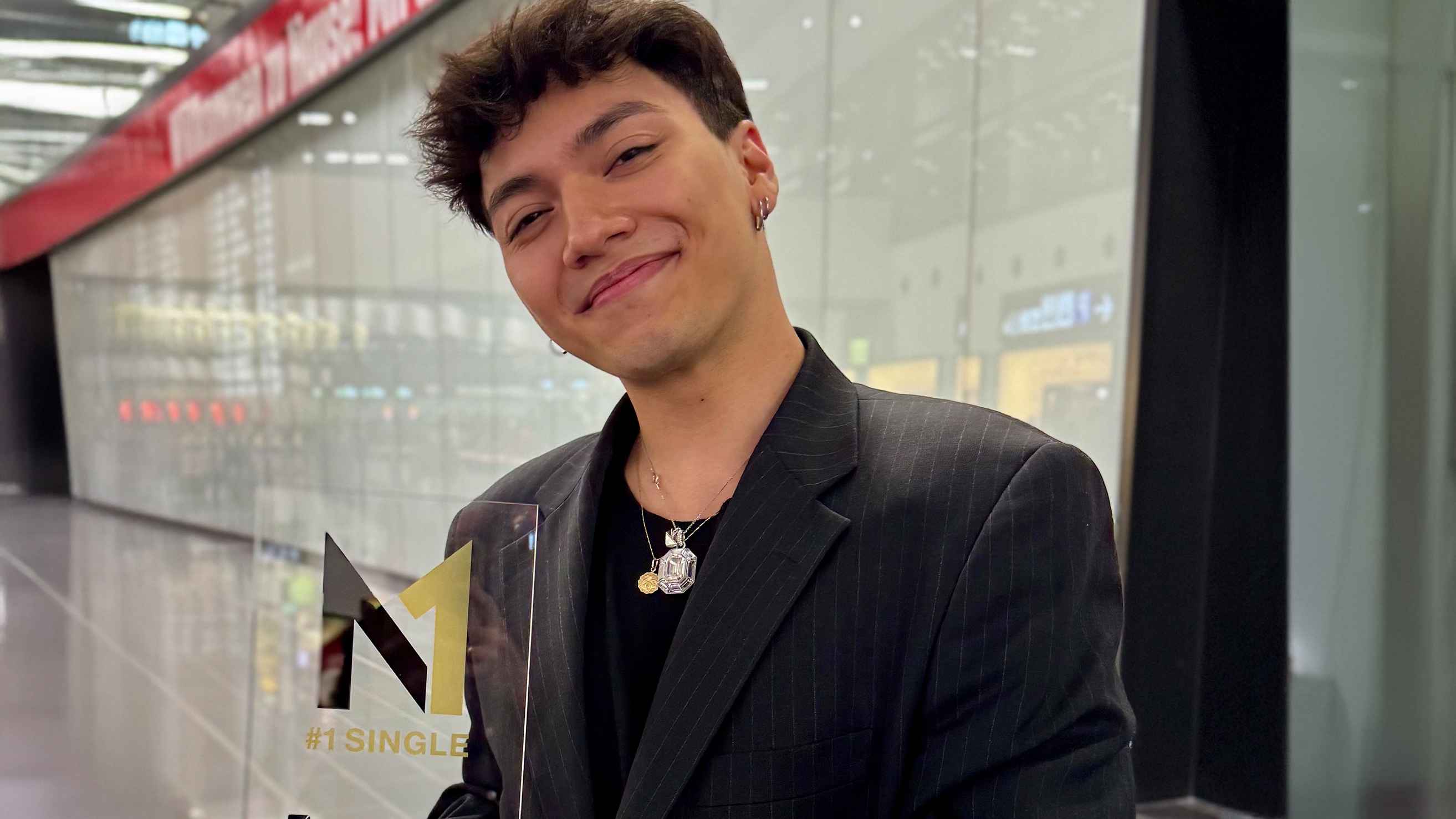 Mit seinem Nummer 1 Award: JJ.