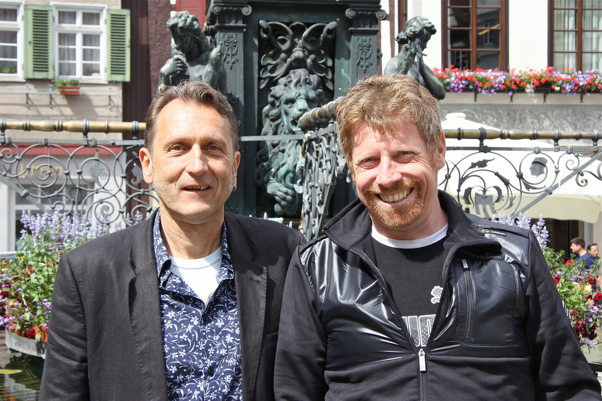 Übernahmen vor fünf Jahren die Organisation des Zeltmusikfestivals in Freiburg: Dieter Bös (links) und Marc Oßwald auf dem Marktplatz in Tübingen