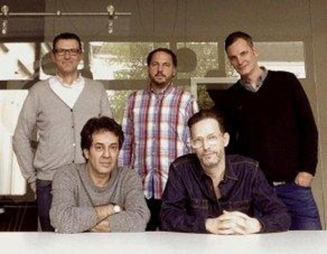 Arbeiten zusammen an einem neuen Album (vorn, von links): Bid (The Monochrome Set) und Timo Blunck (Mixing Engineer) sowie (hinten, von links) Lutz Stoever (Marketing Manager / A&R Tapete ...