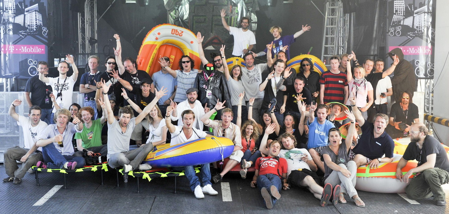 Trafen sich nach dem Konzert zum Teamfoto: alle an den T-Mobile Street Gigs beteiligten Mitarbeiter der Firmen T-Mobile, Gemeinsame Sache, 2Bild, Kruger Media, Doit! und MTV