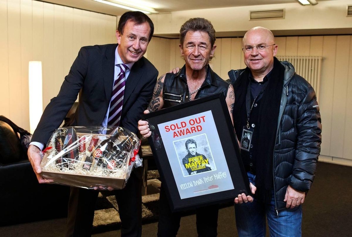 Freute sich über Award und Präsentkorb: Peter Maffay mit Joschen Mesche (li.) und Fred Handwerker (re.)