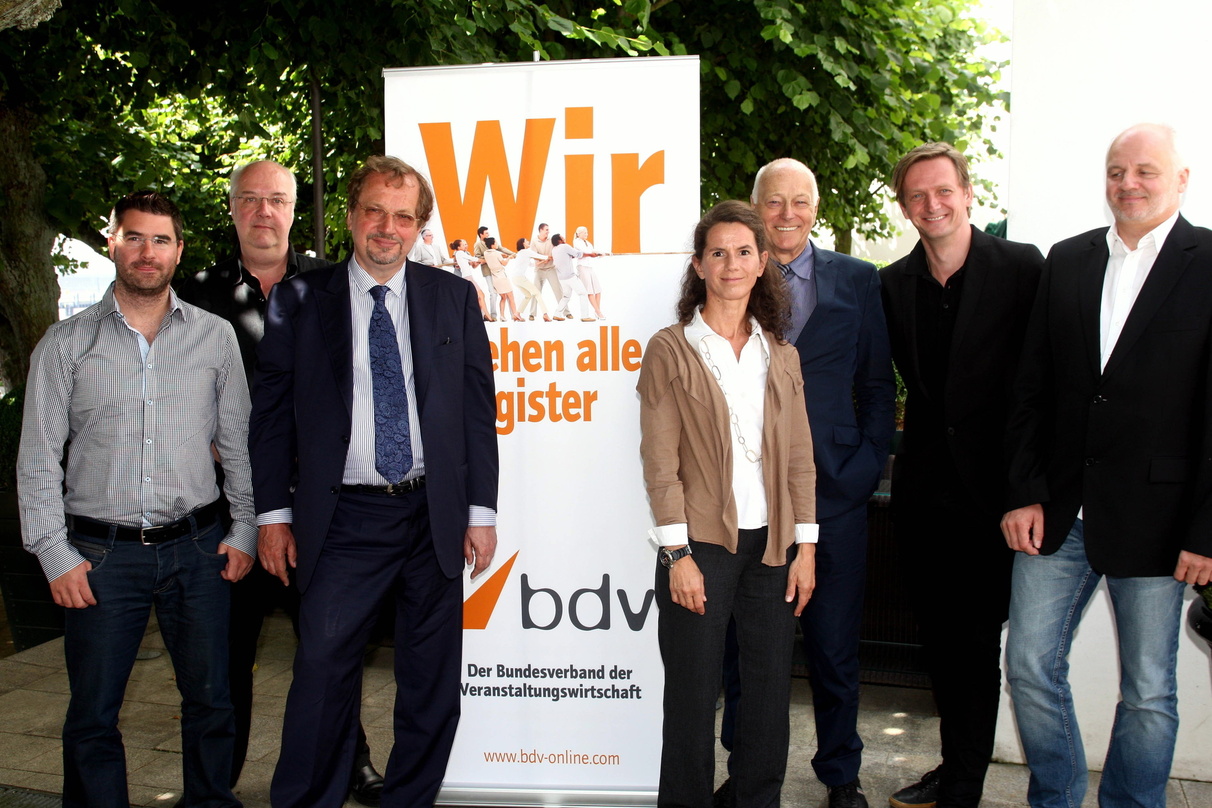 In ihren Ämtern bestätigt (von links): Patrick Oginski, Michael Bisping, Präsident Jens Michow, Moni Breu, Dieter Weidenfeld, Michael Schacke und Roland Forster