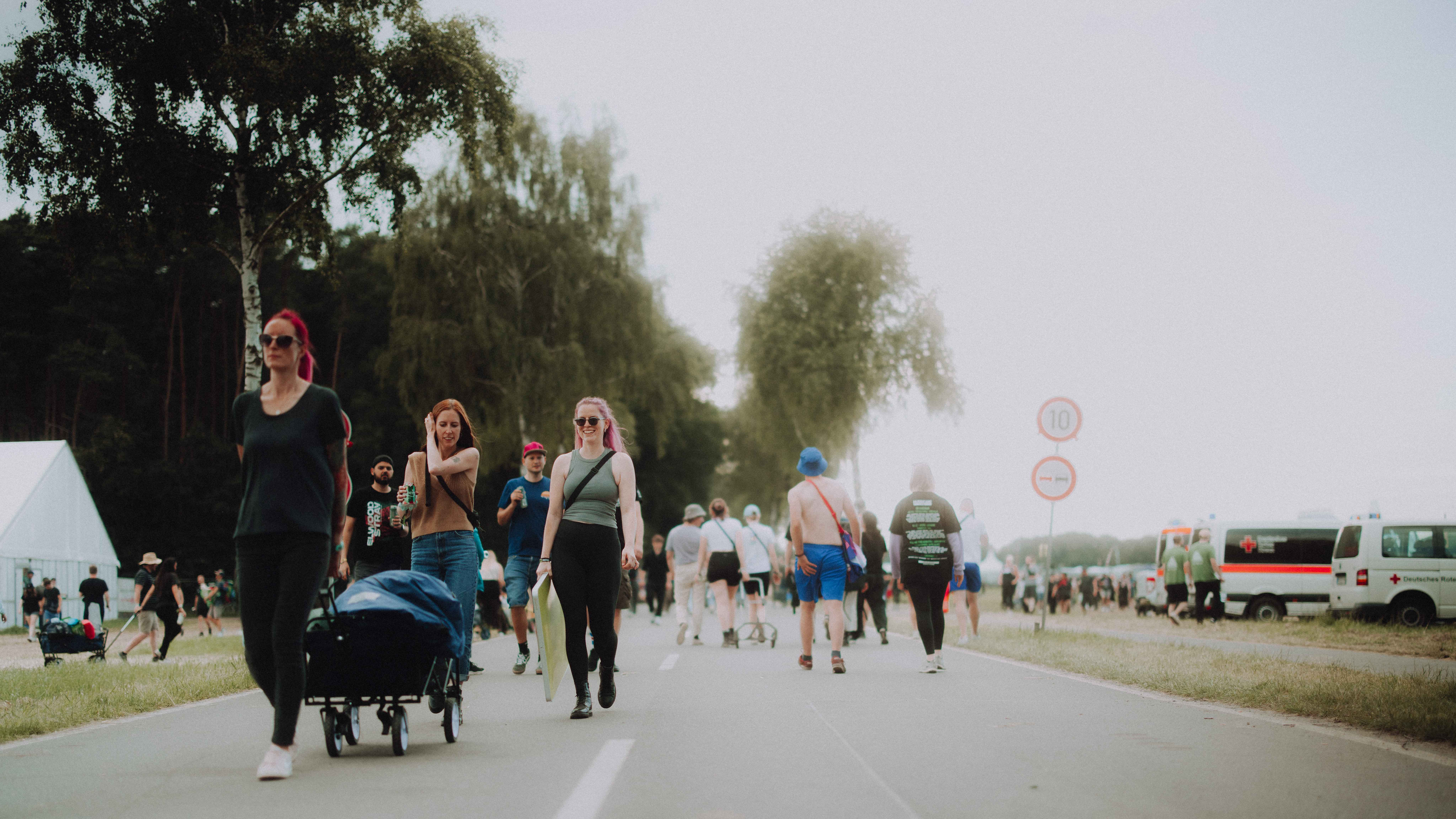 Setzt auf Nachhaltigkeit bereits bei der Anreise: das Publikum beim Hurricane Festival 2024..