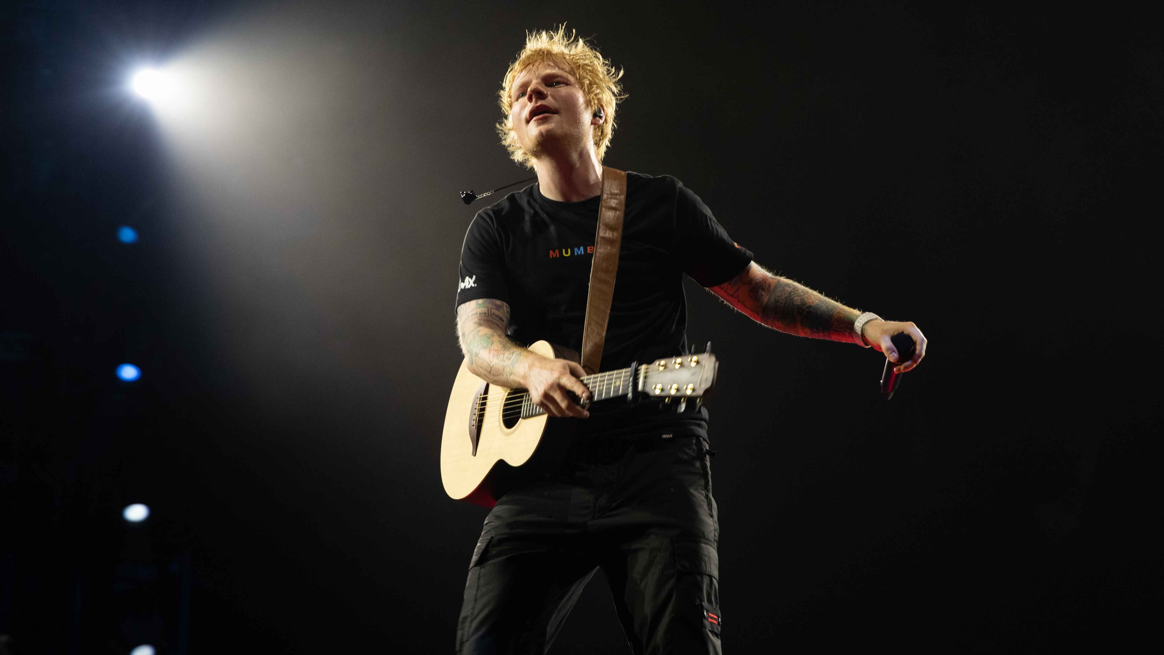 Spielt mit Akustikgitarre und Loopstation drei Zusatzshows in Deutschland: Ed Sheeran.