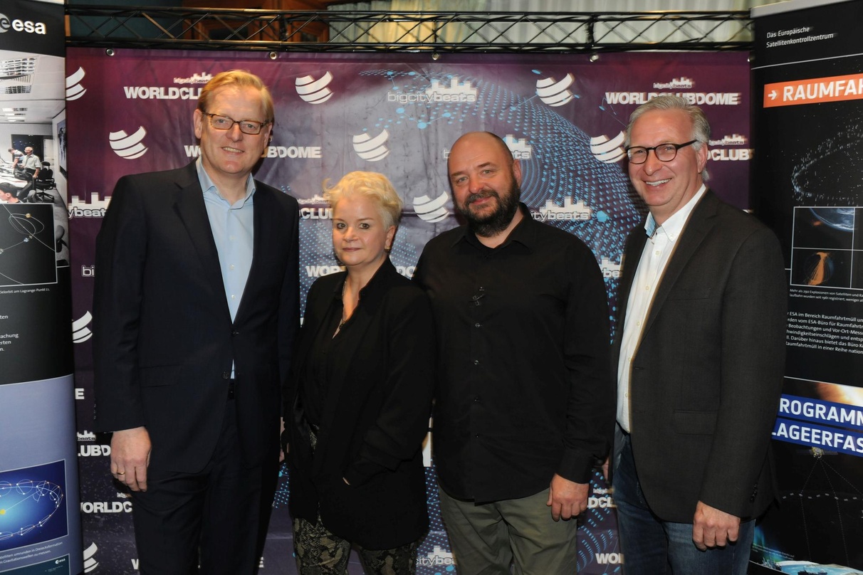 Bei der Presseonferenz (von links): Stadtrat Markus Frank, Carina und Bernd Breiter sowie Patrik Meyer (Commerzbank Arena)