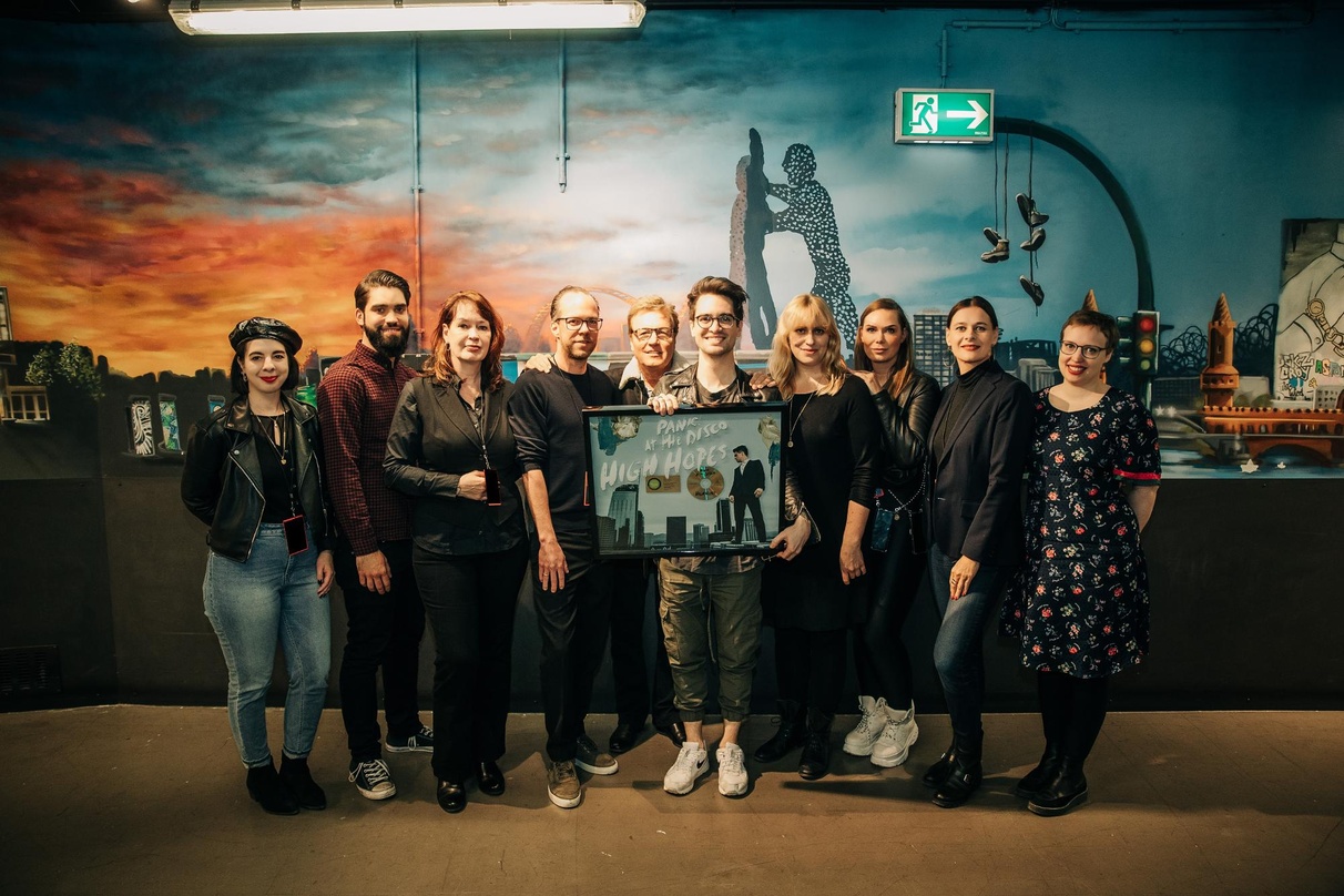 Zelebrierten Gold: Brendon Urie (5. von rechts) von Panic! At The Disco und das Team von Warner Music um Bernd Dopp (links neben Urie)