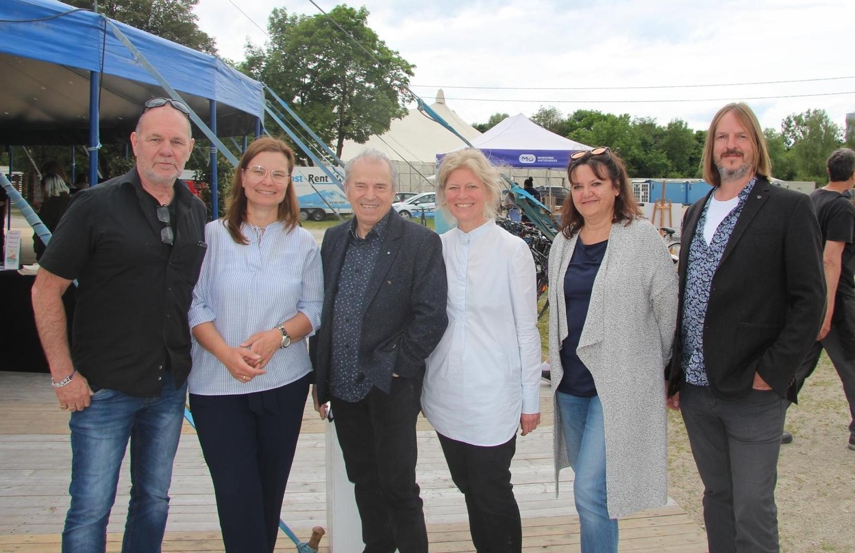 Bei der Tollwood-Präsentation (von links): Lothar Schlessmann (Geschäftsführer Hello Concerts), Stefanie Kneer (Pressesprecherin Tollwood), Günther Sigl (Spider Murphy Gang), Anja Lechner ...