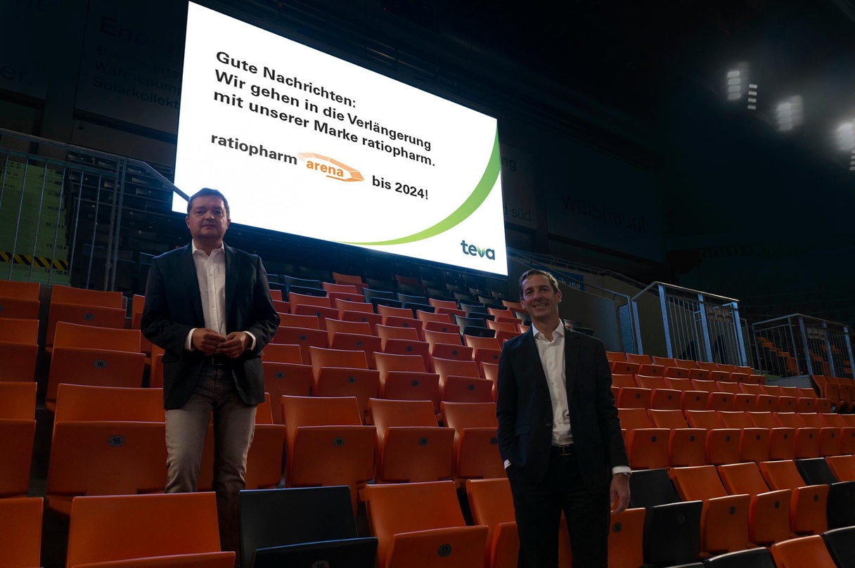 Besiegelten die weitere Zusammenarbeit: Peter Götz (links, Geschäftsführer ratiopharm arena) und Christoph Stoller (Geschäftsführer und General Manager Teva)