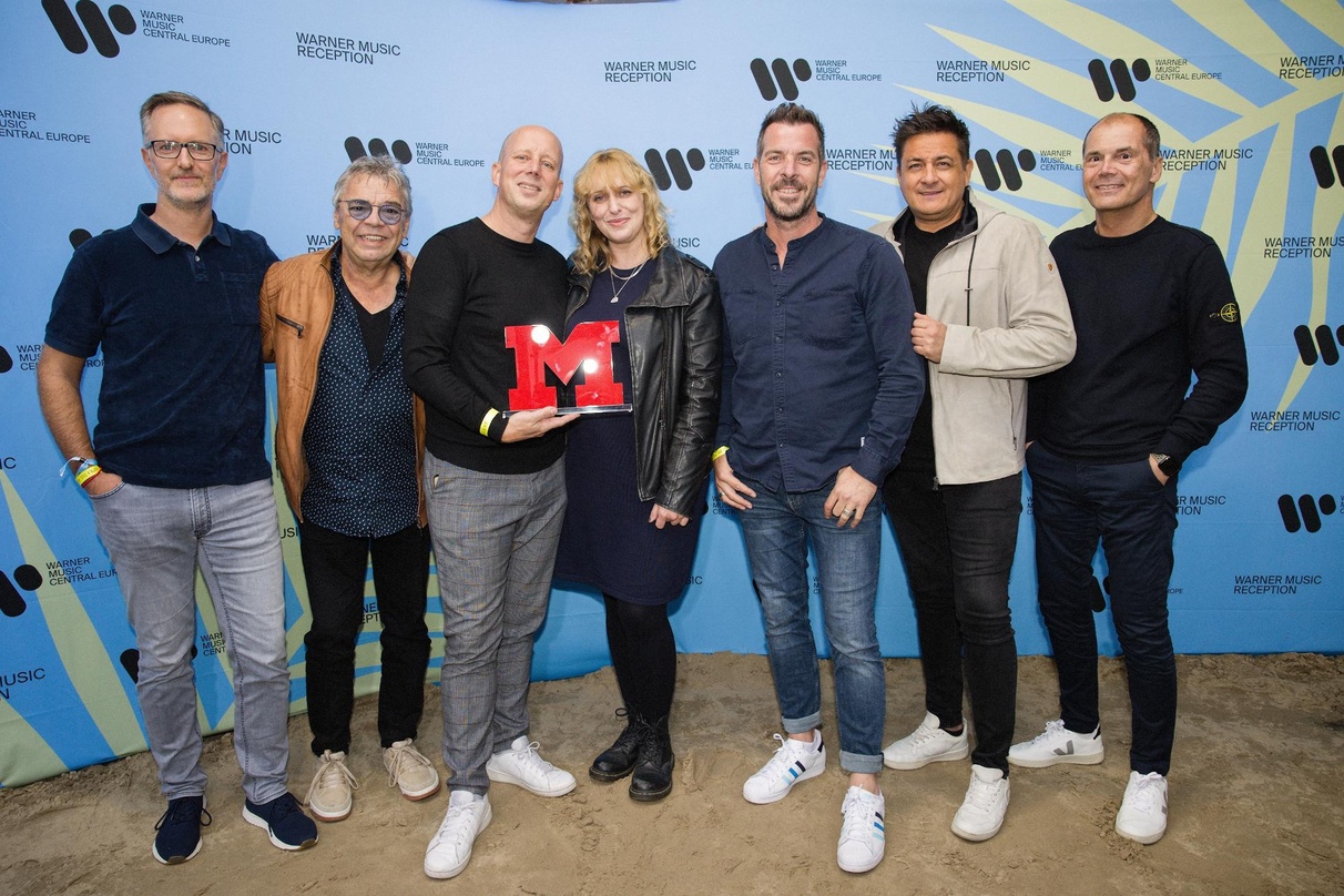 Neue Partner (von links): Patrick Henschen, Micky Brühl, Manfred Rolef, Larissa Lueters, Torben Klein, Micky Nauber und Marcus Friedheim