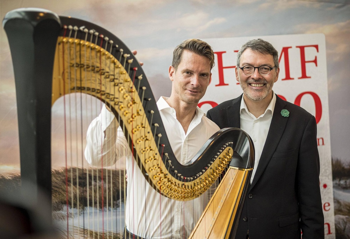 Präsentiert wieder einen vielfältigen Konzertreigen: SHMF-Intendant Christian Kuhnt (rechts), hier mit dem "Künstlerporträt"-Protagonisten Xavier de Maistre