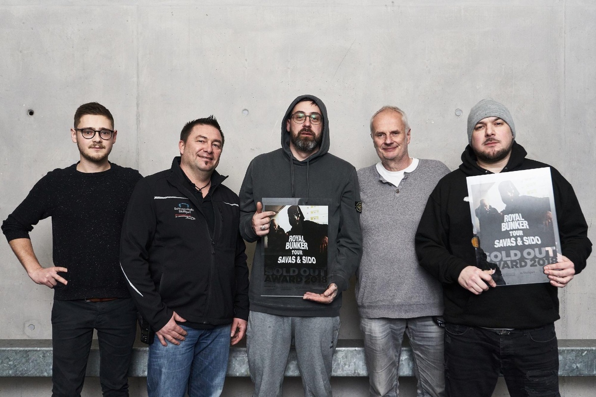 Bei der Awardvergabe vereint (von links): Thimo Eckert (Music Circus Concertbüro), Thomas Plescia (in.Stuttgart Veranstaltungsgesellschaft), Sido, Roland Temme (Think Big) und Kool Savas