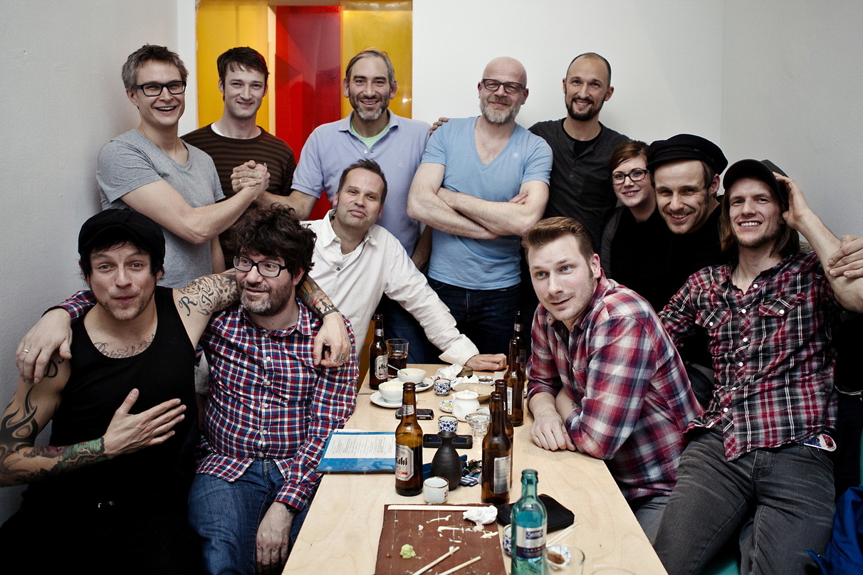 Besiegelten die Zusammenarbeit "mit Hosentaschen voller Salz" und "gezeichneten Eichhörnchen auf der letzten Seite des Vertrags", wie es aus Berlin heißt: Die Donots und das Universal-Team...
