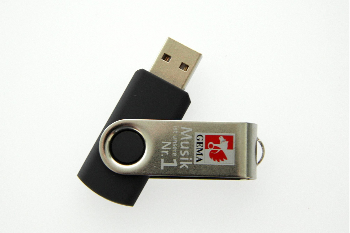 Ob mit oder ohne Werbelogo: Ein USB-Stick transportiert während seiner Lebensdauer laut einer GEMA-Untersuchung durchschnittlich 677 Musiktitel, 541 Fotografien, Bilder oder Kunstwerke, 93...