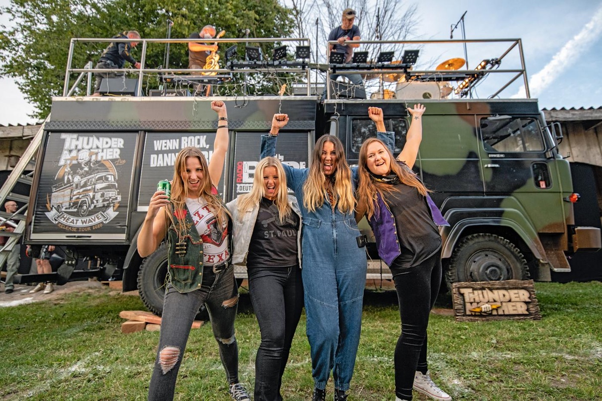 Spielen nun Hallenshows: Thundermother, hier vor ihrem umgebauten Feuerwehr-Truck