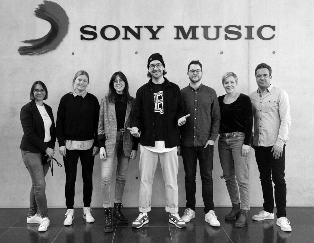 Neue alte Partner (von links): Ana Ortega (Director Legal & Business Affairs), Svenja Bartsch (Head of Product Management), Nathalie Forest (Marketing Manager) herrH alias Simon Horn, Seba...