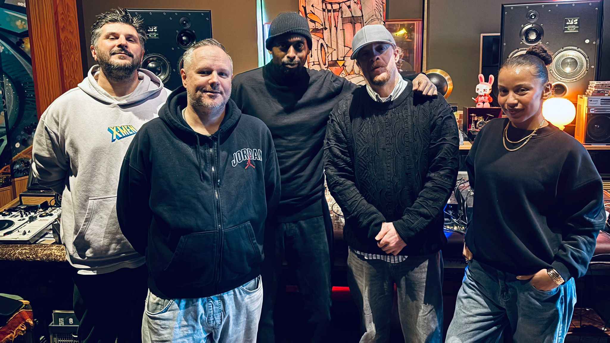 Bei der Vertragsunterzeichnung (von links): Michael Mlinski (Senior Product Manager Vertigo Berlin), Timo Pieper (Senior Manager A&R Vertigo Berlin), Afrob, Ferris MC, Jenna Elliott (Junio...
