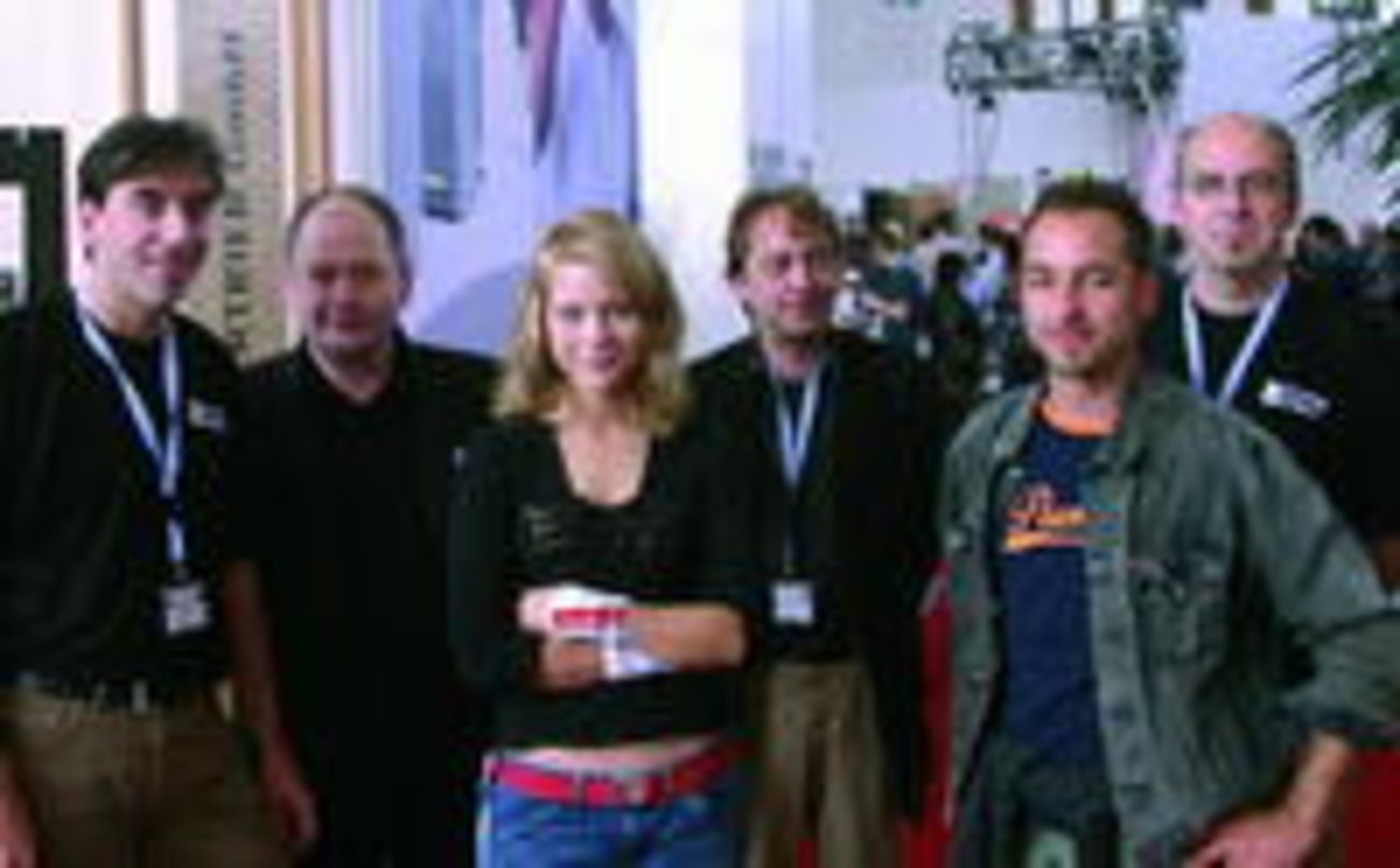 Lunik ist Schwerpunkt bei H'Art und Phoenix (v.l.n.r.): Andres Hubmann (Phoenix), Joachim Neisemeier (H'Art), Lunik-Sängerin Jael, H'Art-Vertriebsleiter Markus Röder, Schlagzeuger Mats Mar...