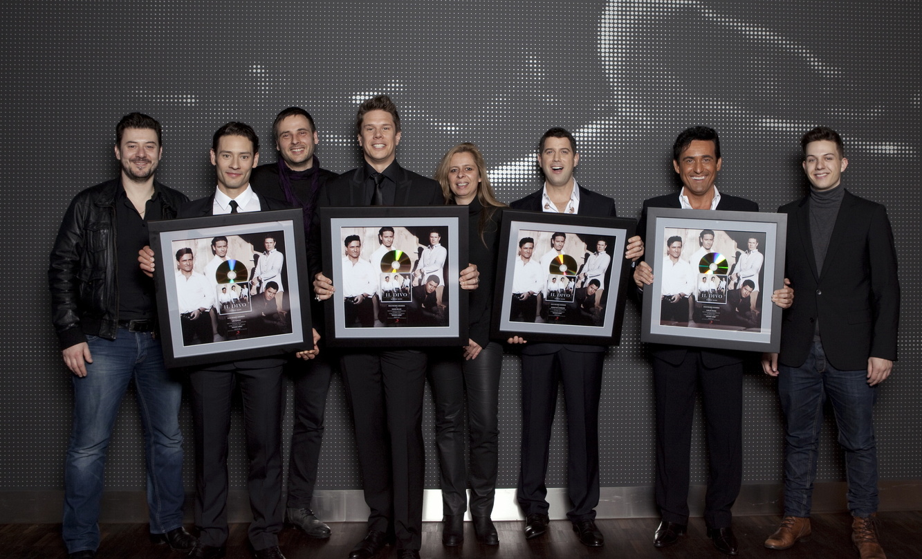 Ließen es hinter den Kulissen von "Benissimo" glänzen: Il Divo und Sony Music||Vor der Sendung trafen sich zur Goldverleihung (v.l.n.r.): Maurizio Dottore (Director Marketing & A&R Sony), ...