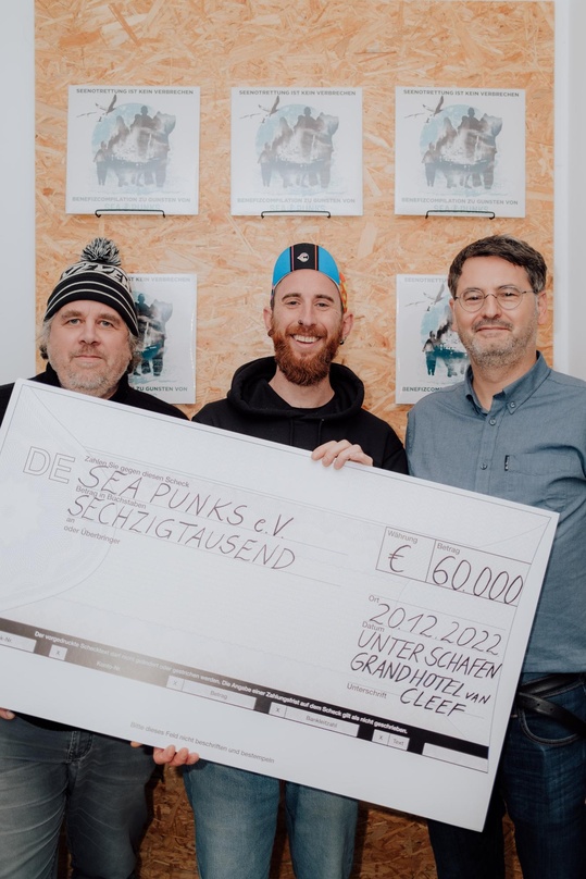 Bei der Spendenscheckübergabe (von links): Rainer G. Ott (Grand Hotel van Cleef), Benjamin Rescke (Sea Punks) und Timo Löwenstein (Unter Schafen Records)