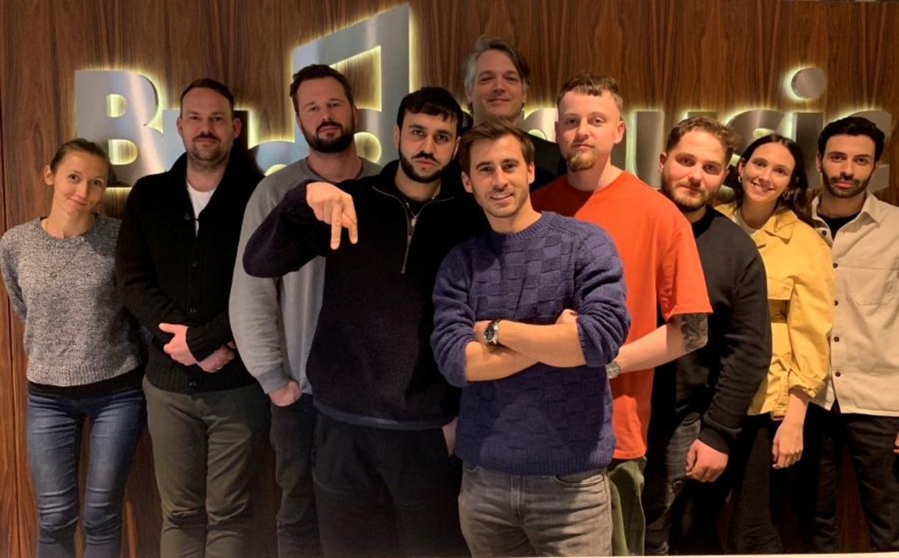 Machen gemeinsame Sache: Jimmy Torrio (4. von rechts), Bawer (3. von rechts) und ihre Partner von Budde Music und Kabul Fire