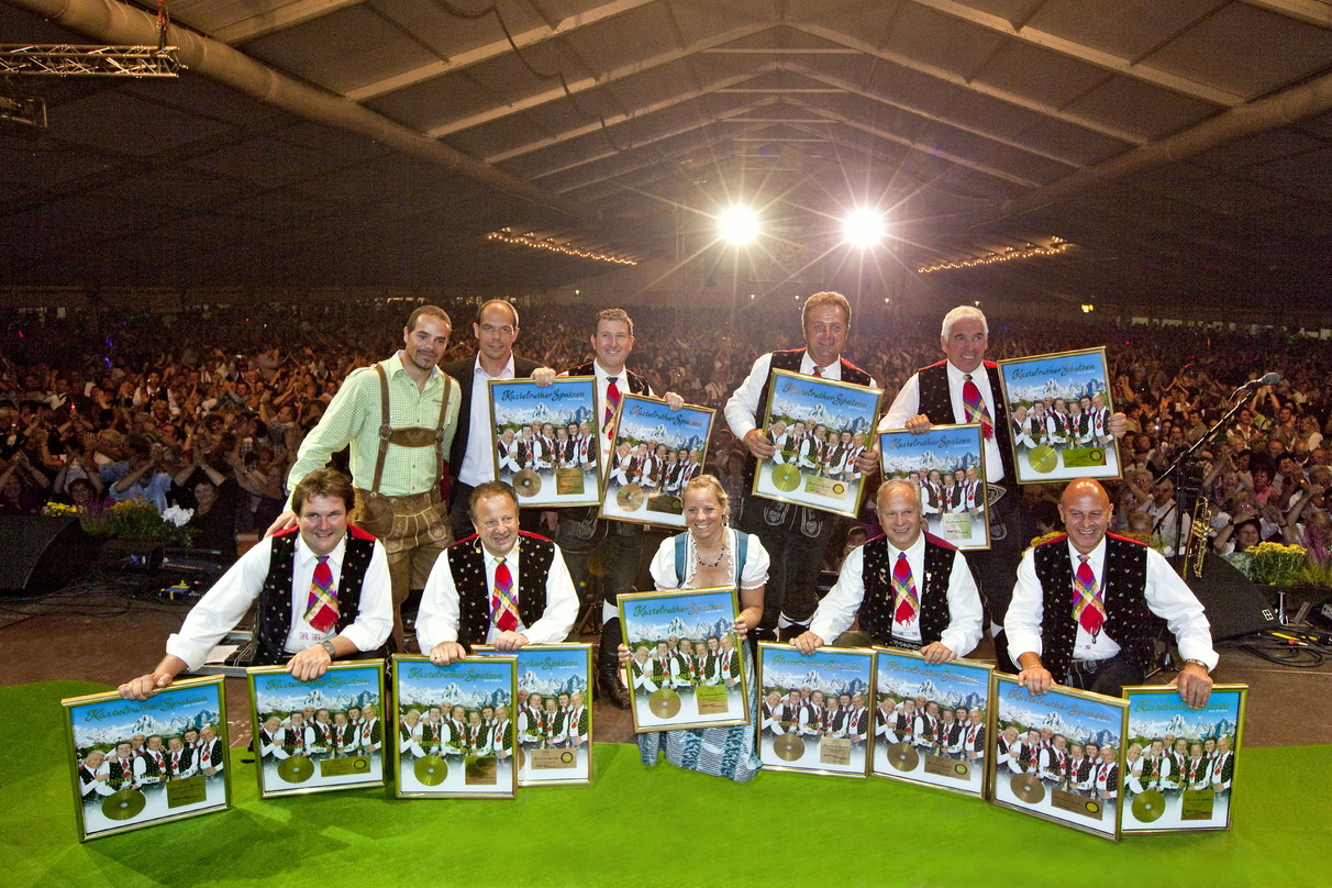 Zur Edelmetallverleihung versammelten sich (v.l.n.r., hinten): Peter Fill, Ralf Schedler (Label Head, Koch Universal Music), Kurt Dasser, Norbert Rier und Albin Gross sowie (v.l.n.r, vorn)...