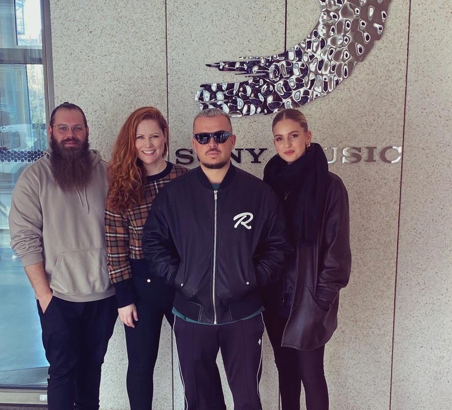 Traf sich mit dem Team von Sony Music Publishing: Fourty (dritter von links) mit (von links) Niklas Tholen (A&R Manager SMP), Alexandra Ziem (Director Creative SMP) und Franziska Schmidt (...