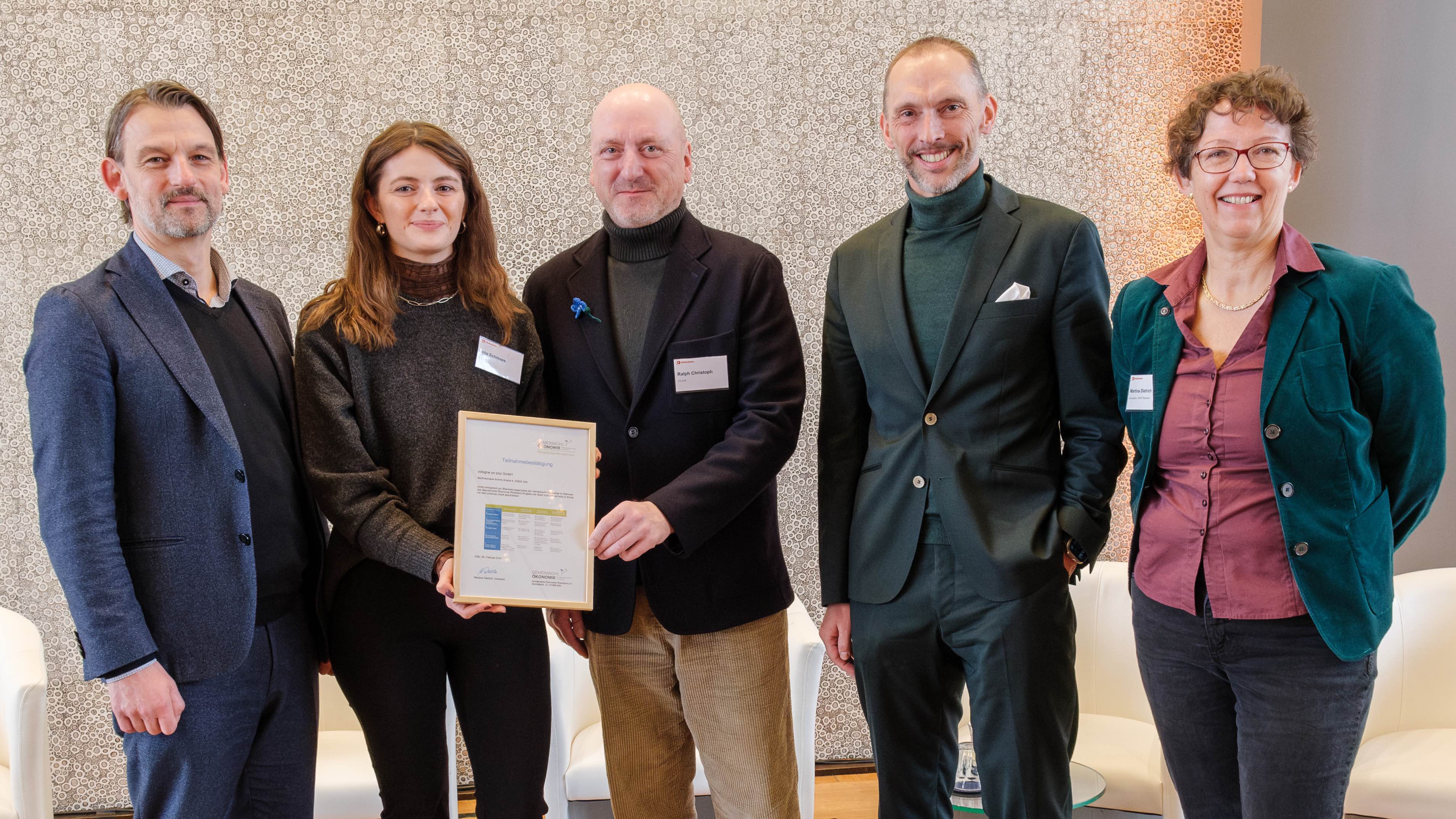 Bei der Verleihung des GWÖ-Zertifikats (von links): William Wolfgramm (Beigeordneter der Stadt Köln für Klima, Umwelt, Grün und Liegenschaften), Lena Schmees (Project Manager c/o pop Conve...