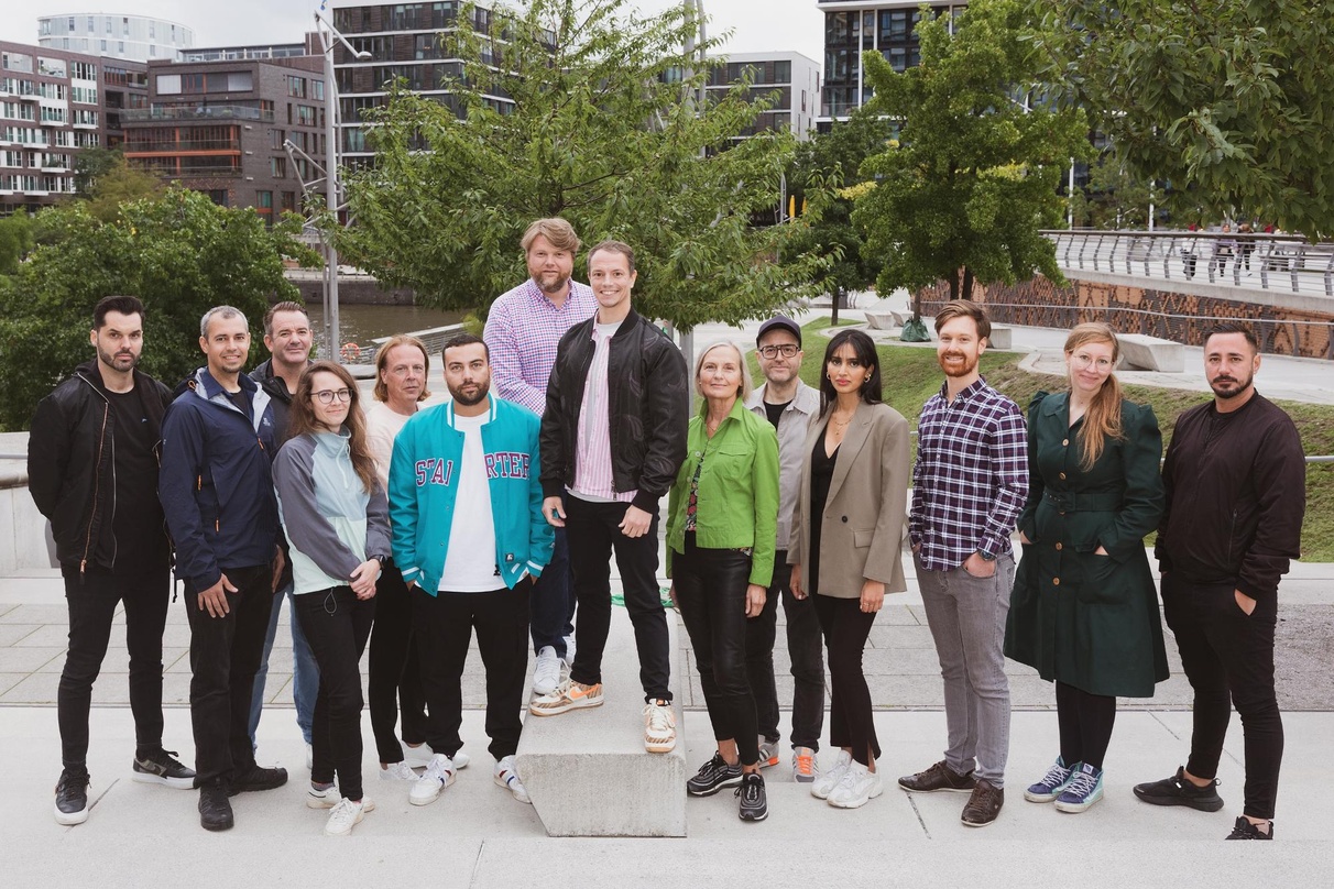 Einig: Alle Farben (8. von links) und Team mit den Partnern von Stefan Dabruck Management und dem Team Warner Music
