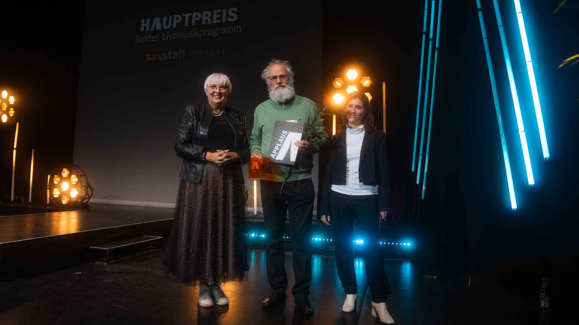 Ausgezeichnet: Kulturstaatsministerin Claudia Roth mit dem Hauptpreisträger der Kategorie "Beste Livemusikprogramme", dem Saxstall aus Porsdorf, und der Laudatorin.