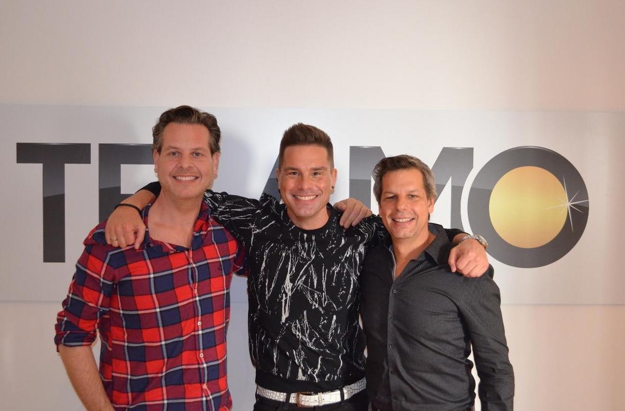Bei der Vertragsunterzeichnung (von links): Christian Geller (Management), Eloy und Ken Otremba (Geschäftsführer Telamo)