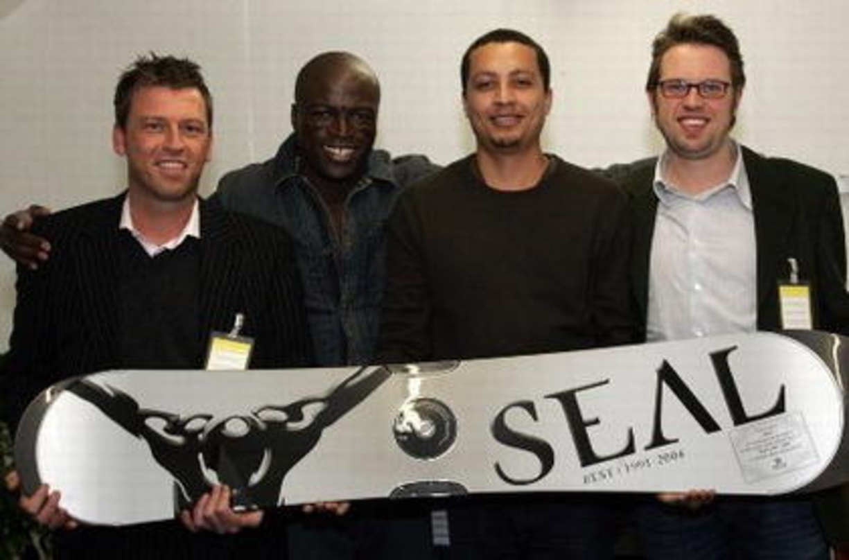 Das Warner-Team überreichte Platin (v.l.n.r.): Ralf Brachat (Sales Manager), Seal, Marcus Van Lier (Label Manager) und Oliver Rosa (General Manager)