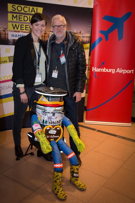 Beim Rendezvous mit dem Roboter hitchBOT: Sabine Ewald und Uriz von Oertzen