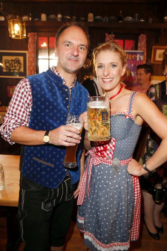 Begrüßten die Gäste zum Wiesn-Treff von Gute Laune TV: Geschäftsführer Marko Tomazin und die Sängerin und Moderatorin Stefanie Hertel