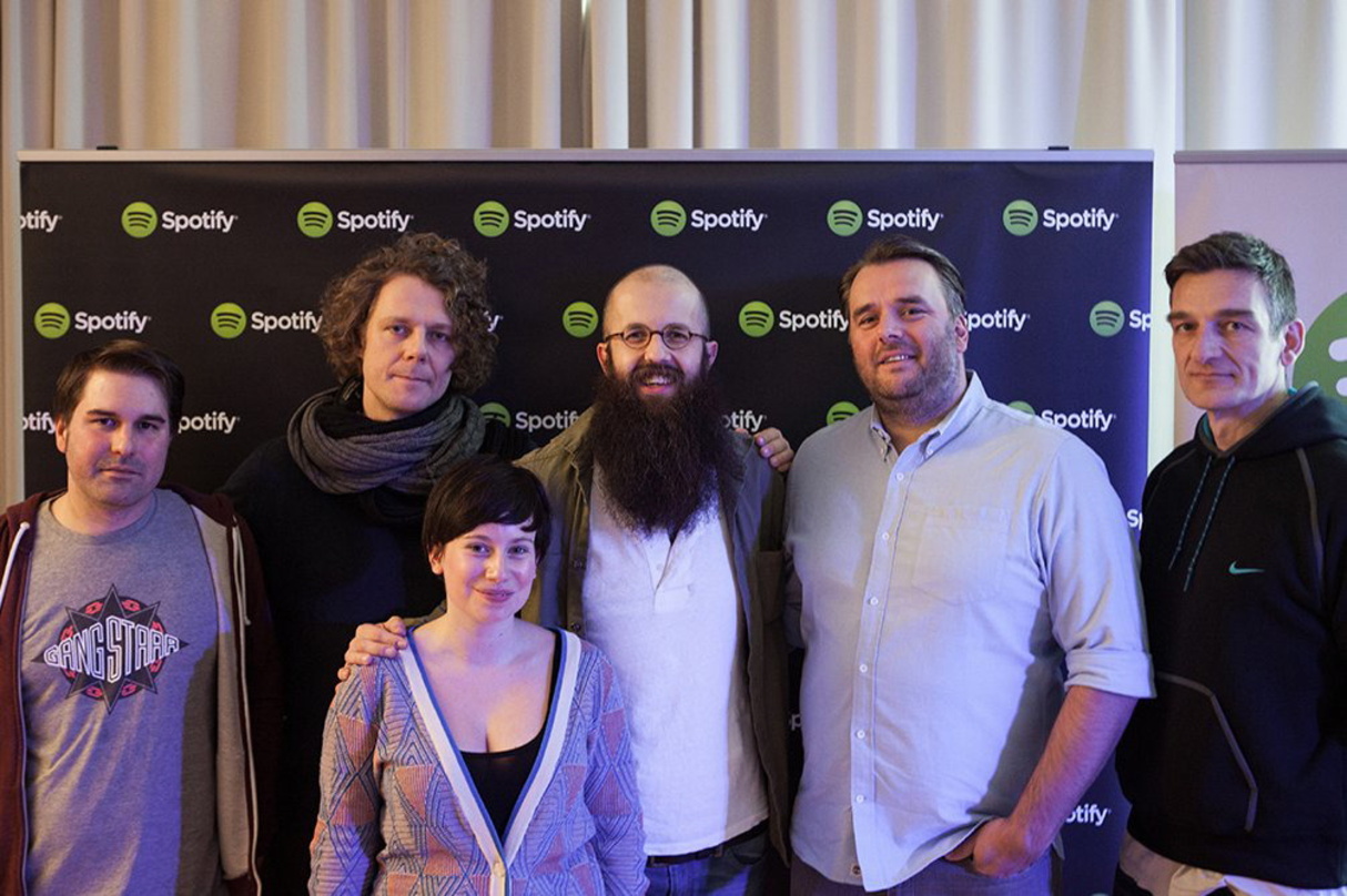 Stelldichein bei der Spotify Session: William Fitzsimmons (Mitte) mit Partnern von Spotify, Zebralution und Gibson